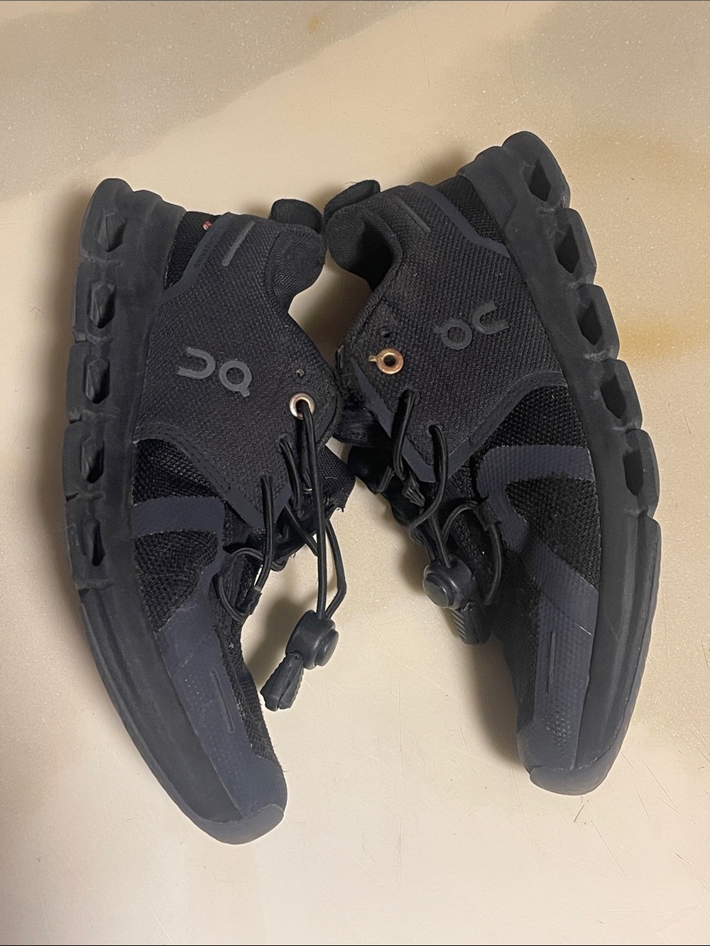 On Running Men's Black Athletic Cloud-Style Trainers USY4